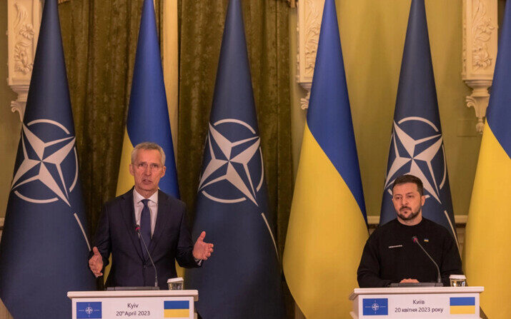El secretario general de la OTAN, Jens Stoltenberg (izq.), hace un gesto junto al presidente ucraniano, Volodimir Zelenski, durante su conferencia de prensa conjunta en Kiev, Ucrania, el 20 de abril de 2023. (Roman Pilipey/Getty Images)
