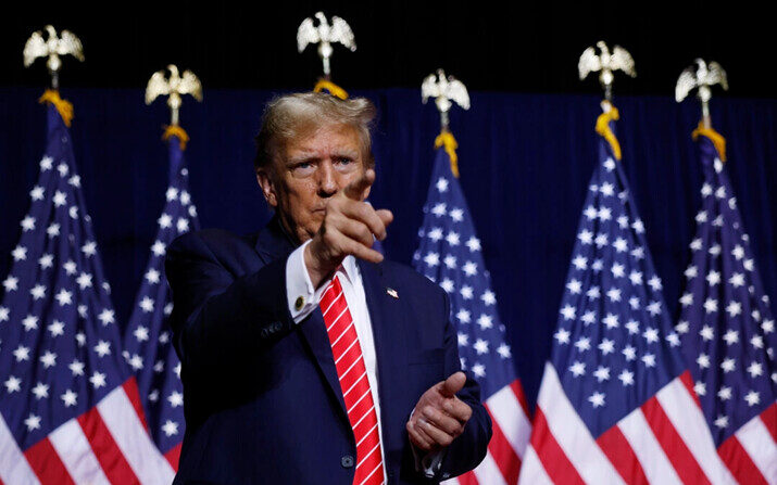 El candidato presidencial republicano y expresidente Donald Trump abandona el escenario al concluir un mitin de campaña en el Forum River Center, en Rome, Georgia, el 9 de marzo de 2024. (Chip Somodevilla/Getty Images)
