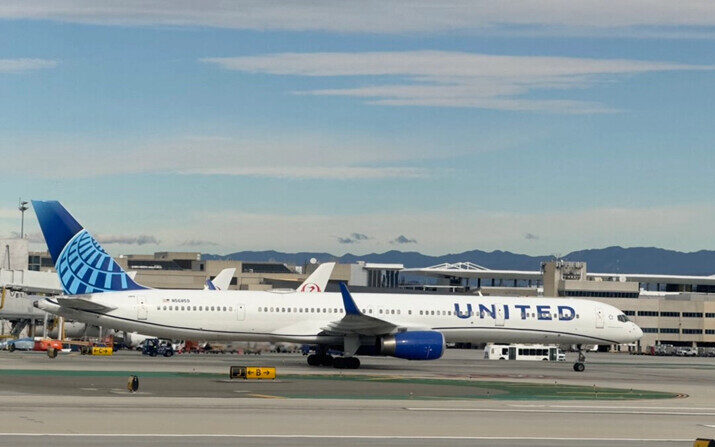 Un avión de United Airlines en el Aeropuerto Internacional de Los Ángeles (LAX), en Los Ángeles, el 4 de enero de 2024. (Daniel Slim/AFP vía Getty Images)