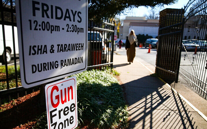 Un cartel dice Zona libre de armas en la entrada de la mezquita Dar Al-Hijrah, en Falls Church, Virginia, el 4 de diciembre de 2015. (Mark Wilson/Getty Images)
