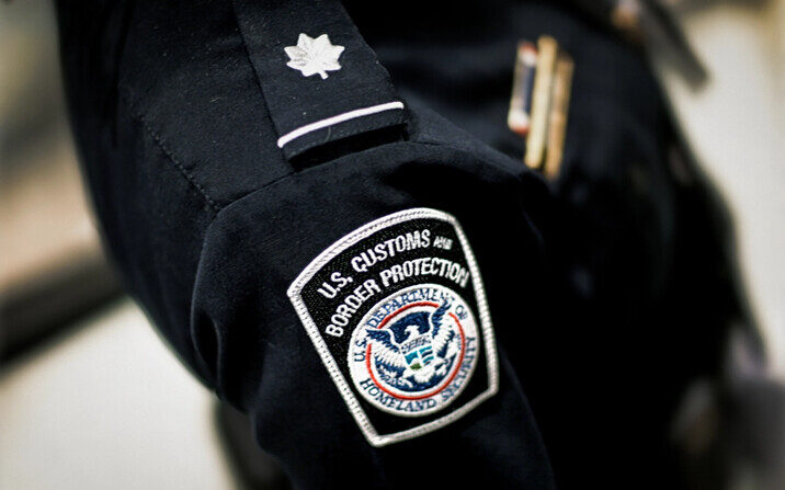 Un oficial de Aduanas y Protección Fronteriza de EE.UU. en el Aeropuerto Internacional de Miami, el 4 de marzo de 2015. (Joe Raedle/Getty Images)
