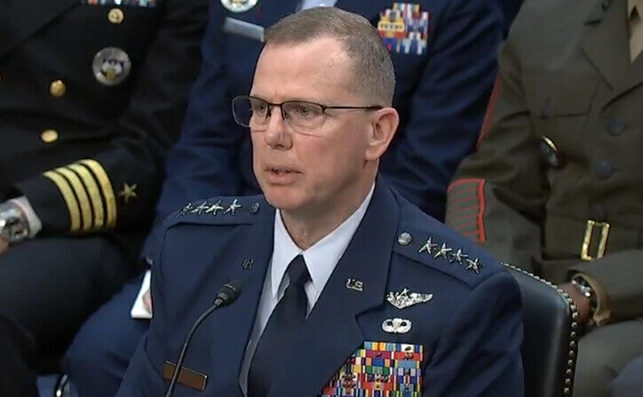 El general de la Fuerza Aérea Gregory M. Guillot testifica ante el Senado de EE.UU., en Washington, el 14 de marzo de 2024. (Senado vía The Epoch Times)
