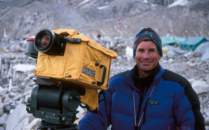 Esta fotografía proporcionada por Arcturus Motion Pictures, Inc. muestra al montañés, cineasta y autor David Breashears mientras filma el documental IMAX “Everest” que se estrenó en 1998. Breashears, de 68 años, murió el jueves 14 de marzo de 2024 en su casa de Marblehead, Massachusetts. (Arcturus Motion Pictures, Inc. vía AP)
