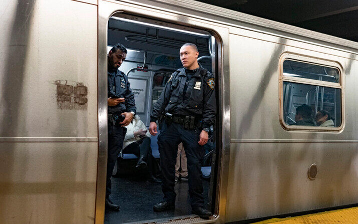 Oficiales de la policía de Nueva York están a bordo de un tren en la estación de metro West Fourth Street, en Nueva York, el 13 de enero de 2024. (Peter K. Afriyie/Foto AP, archivo)
