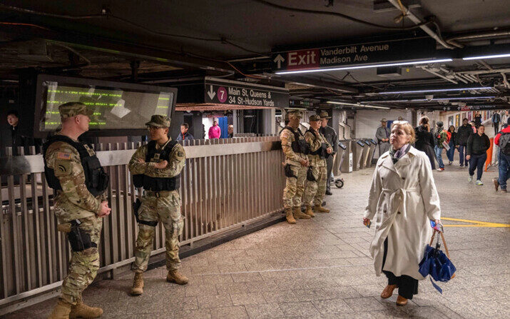 La Policía Estatal de Nueva York, el MTAPD y la Guardia Nacional de Nueva York patrullan y realizan inspecciones en la Estación Grand Central, en la ciudad de Nueva York, el 6 de marzo de 2024. (Adam Gray/Getty Images)
