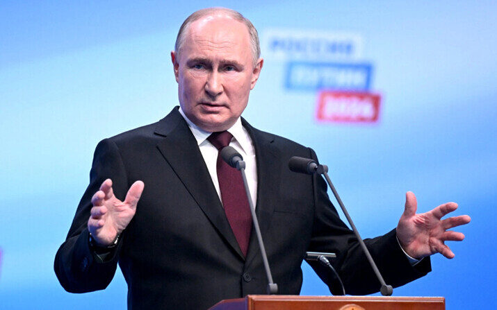 El presidente ruso y candidato presidencial Vladimir Putin se reúne con los medios de comunicación en la sede de su campaña, en Moscú, el 18 de marzo de 2024. (Natalia Kolesnikova/Pool/AFP vía Getty Images)
