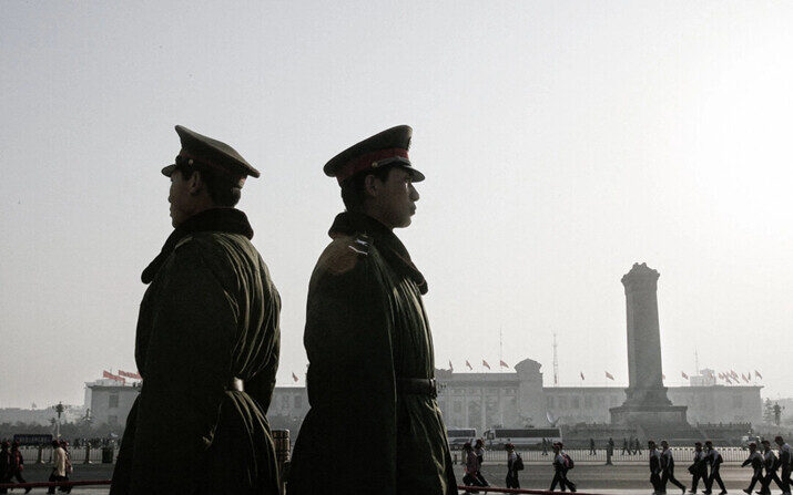 En esta foto de archivo, soldados paramilitares hacen guardia frente al Gran Salón del Pueblo, en Beijing. (Frederic J. Brown/AFP vía Getty Images)