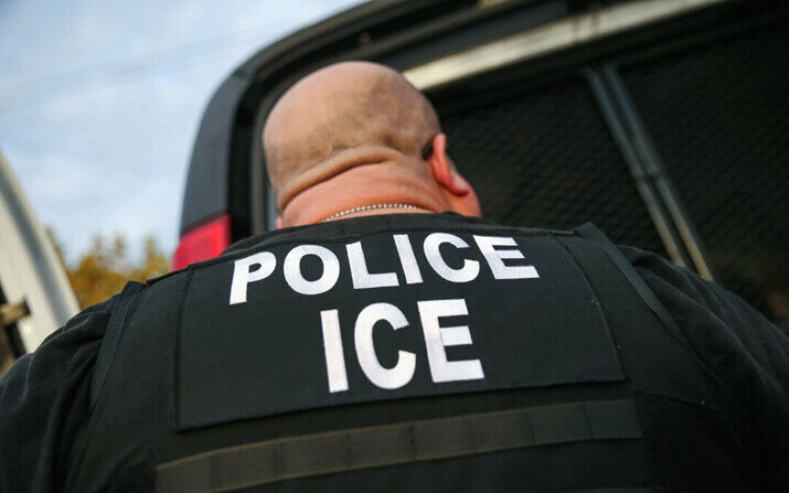 Un agente del Servicio de Inmigración y Control de Aduanas detiene a un inmigrante ilegal en una fotografía de archivo. (John Moore/Getty Images)