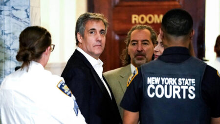 Juez deniega petición de Cohen para acortar su libertad condicional debido a antecedentes de perjurio
