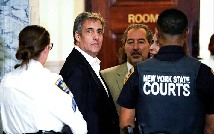 El exabogado de Donald Trump, Michael Cohen, observa en la corte durante una pausa en el juicio por fraude del expresidente, en Nueva York, el 25 de octubre de 2023. (Timothy A. Clary/AFP vía Getty Images)