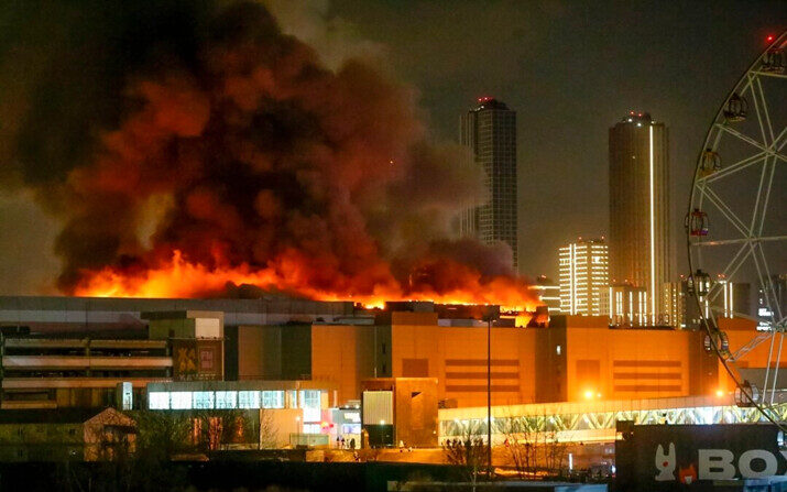 Un incendio masivo sobre el Ayuntamiento de Crocus en el extremo occidental de Moscú, el 22 de marzo de 2024. (Sergei Vedyashkin/Agencia de Noticias de Moscú vía AP)