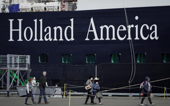 Un crucero de Holland America en Victoria, Canadá, el 9 de abril de 2022. (Darryl Dyck/The Canadian Press vía AP)