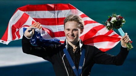 Ilia Malinin se lleva la corona mundial de patinaje artístico masculino con una actuación récord