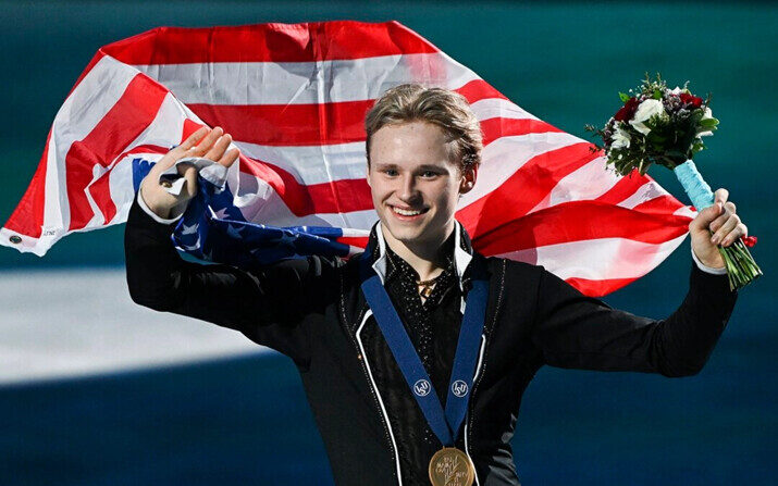 El medallista de oro Ilia Malinin, de Estados Unidos, celebra tras la ceremonia de victoria en el campeonato mundial de patinaje artístico, en Montreal, el 23 de marzo de 2024. (Graham Hughes/The Canadian Press vía AP)