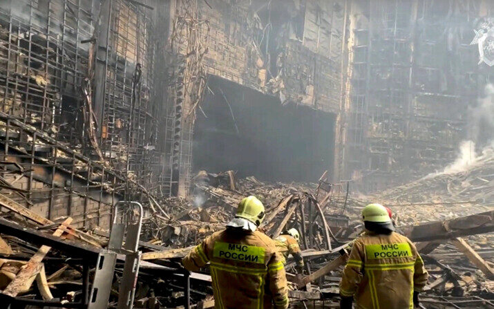 Los bomberos trabajan en la sala de conciertos quemada después de un ataque al edificio del Ayuntamiento de Crocus en el extremo occidental de Moscú, Rusia, el 23 de marzo de 2024. (Comité de Investigación de Rusia vía AP)
