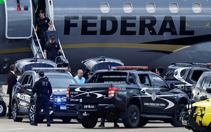 El congresista Chiquinho Brazao llega al Aeropuerto Internacional de Brasilia, Brasil, el 24 de marzo de 2024. (Ueslei Marcelino/Reuters)