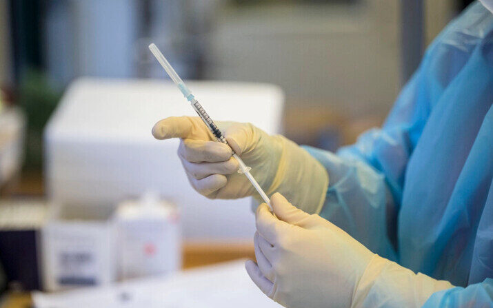 Un trabajador de la salud prepara una vacuna anti-COVID de Moderna en una imagen de archivo. (Thomas Lohnes/Getty Images)