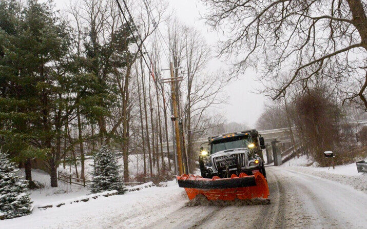 Un camión quitanieves en Maple Street en Brattleboro, Vermont, el 23 de marzo de 2024. (Kristopher Radder/The Brattleboro Reformer vía AP)