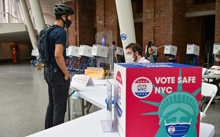 Residentes votan durante las elecciones primarias para alcalde en el colegio electoral del Museo de Brooklyn, en la ciudad de Nueva York, el 22 de junio de 2021. (Angela Weiss/AFP vía Getty Images)
