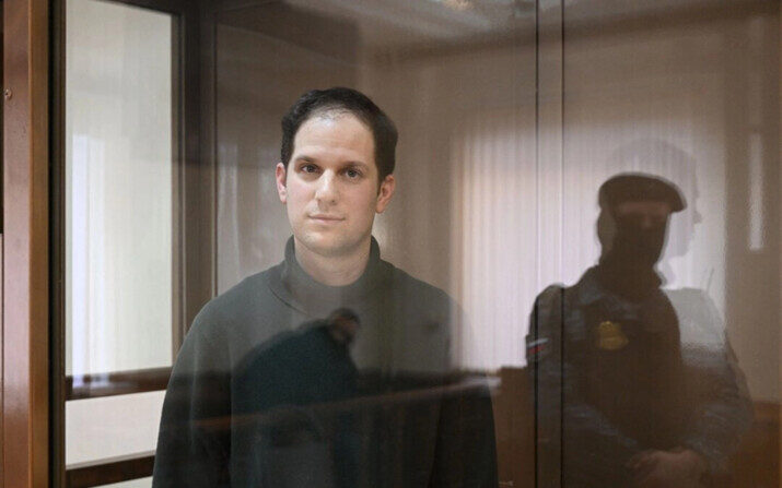 El periodista estadounidense Evan Gershkovich dentro de la jaula de los acusados ​​antes de una audiencia para considerar una apelación sobre su detención preventiva prolongada, en el Tribunal Municipal de Moscú, el 20 de febrero de 2024. (Natalia Kolesnikova/AFP vía Getty Images)
