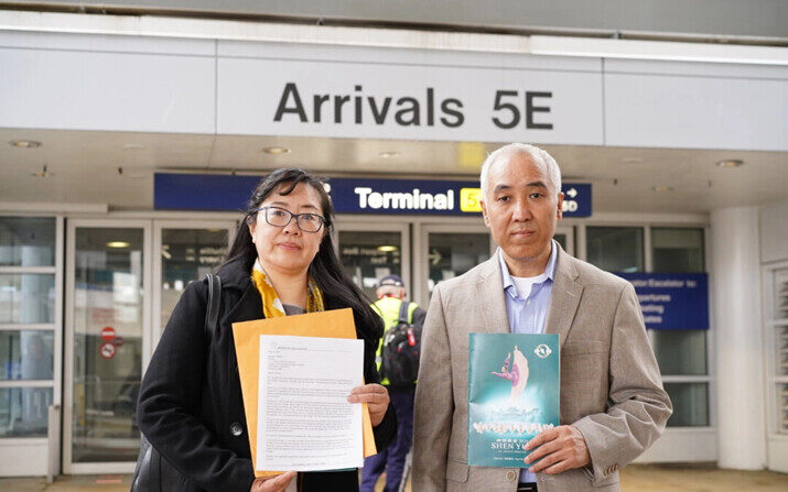 Yi Liu (izq.) y Andrew Tu, presidente y vicepresidente de la Asociación de Falun Dafa del centro de EE.UU., frente a la Terminal 5 del Aeropuerto Internacional O’Hare, en Chicago, el 26 de marzo de 2024. (Cara Ding/The Epoch Times)