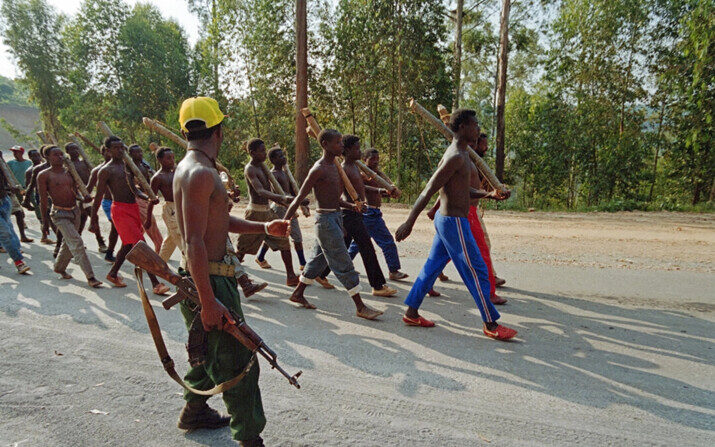 Un grupo de jóvenes milicianos hutus entrenan con palos el 12 de junio de 1994, en una carretera cerca de Mushubati, a 10 km de Gitarama, Ruanda. (Alexander Joe/AFP vía Getty Images)