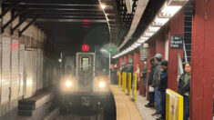 Viajero del metro de NY muere al ser empujado a las vías en el último de varios ataques similares