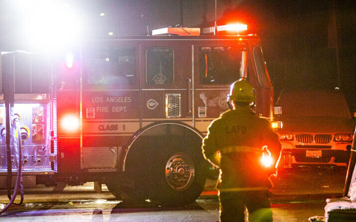 Los bomberos del Departamento de Bomberos de Los Ángeles responden a una emergencia en Los Ángeles, California, el 6 de noviembre de 2020. (John Fredricks/The Epoch Times)
