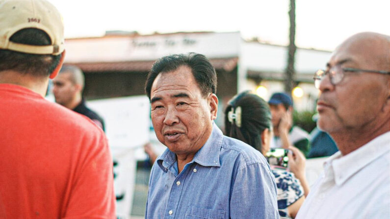 Chen Jun, también conocido como John Chen, asiste a un acto a favor de Beijing que organizó en el San Gabriel Mission Playhouse de California, en octubre de 2016. (Liu Fei/The Epoch Times)
