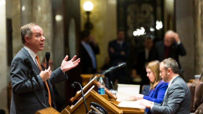 El presidente de la Asamblea de Wisconsin, Robin Vos, se dirige a la Asamblea durante una sesión legislativa en Madison, Wisconsin, el 4 de diciembre de 2018. (Andy Manis/Getty Images)
