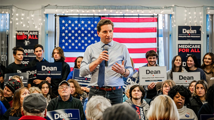 El aspirante demócrata a diputado federal Dean Phillips habla a sus partidarios durante un mitin de campaña el 20 de enero de 2024, en Nashua, New Hampshire. (Brandon Bell/Getty Images)