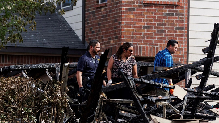 Agentes de policía y bomberos de San Antonio investigan el lugar del incendio de una casa en la manzana 4400 de Wrangler Run, en el extremo sureste de San Antonio, el 8 de marzo de 2024. (Sam Owens/The San Antonio Express-News vía AP)