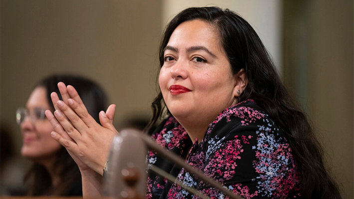 Wendy Carrillo, D-Los Angeles, escucha durante la sesión de apertura de la Asamblea de California en Sacramento, California, el 4 de enero de 2023. (José Luis Villegas/Foto AP)
