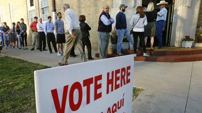 Los votantes hacen fila para depositar su voto en Fort Worth, Texas, el 1 de marzo de 2016. (Ron Jenkins/Getty Images)
