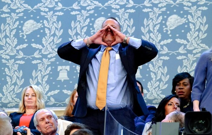 Un espectador en la tribuna superior grita al presidente estadounidense Joe Biden mientras pronuncia su tercer discurso sobre el Estado de la Unión en la Cámara de Representantes del Capitolio de EE. UU. en Washington, DC, el 7 de marzo de 2024. (Foto de SHAWN THEW / POOL / AFP)
