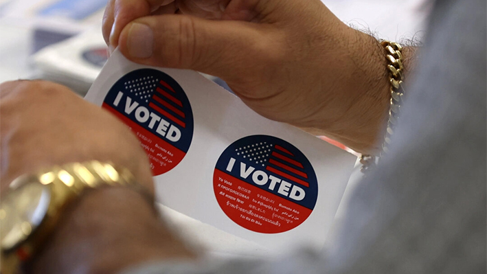 Un trabajador de un colegio electoral se prepara para repartir calcomanías de "Yo voté" en Burbank, California, el 5 de marzo de 2024. (Justin Sullivan/Getty Images)
