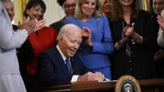 Biden firma orden ejecutiva destinada a impulsar la investigación sobre la salud de la mujer