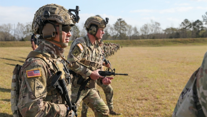 Soldados estadounidenses compitiendo en los Campeonatos de Armas Pequeñas del Ejército de EE.UU. de 2022 en Fort Benning, Georgia, del 13 al 19 de marzo de 2022. (Michelle Lunato/Ejército de EE.UU.)
