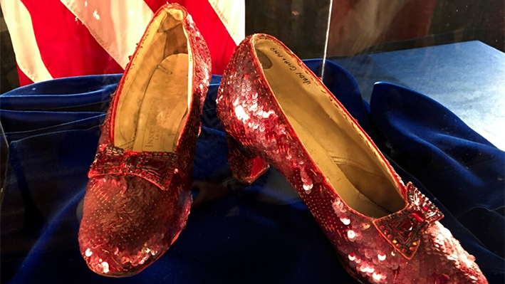 Las zapatillas de Rubí que en su día llevó Judy Garland en "El Mago de Oz" se muestran en una rueda de prensa en la oficina del FBI en Brooklyn Center, Minnesota, el 4 de septiembre de 2018. (Jeff Baenen/Foto AP)
