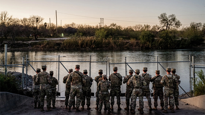 Soldados de la Guardia Nacional montan guardia a orillas del río Grande en el parque Shelby de Eagle Pass, Texas, el 12 de enero de 2024. (Brandon Bell/Getty Images)
