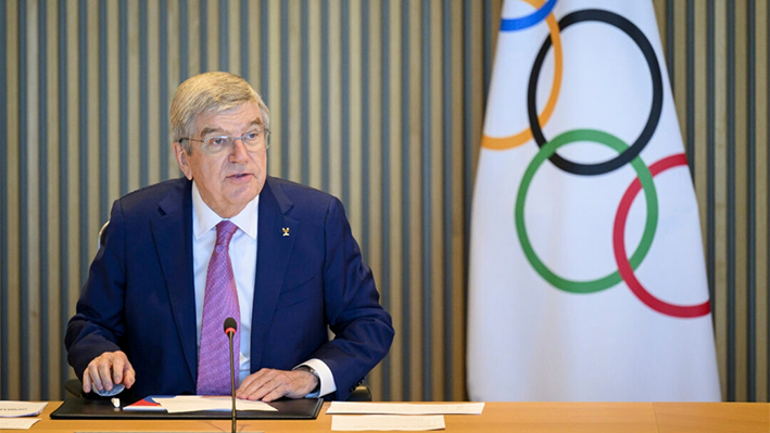 El presidente del Comité Olímpico Internacional, Thomas Bach, habla en una reunión de la junta ejecutiva en Lausana, Suiza, el 19 de marzo de 2024. (Laurent Gillieron/Keystone vía Associated Press)
