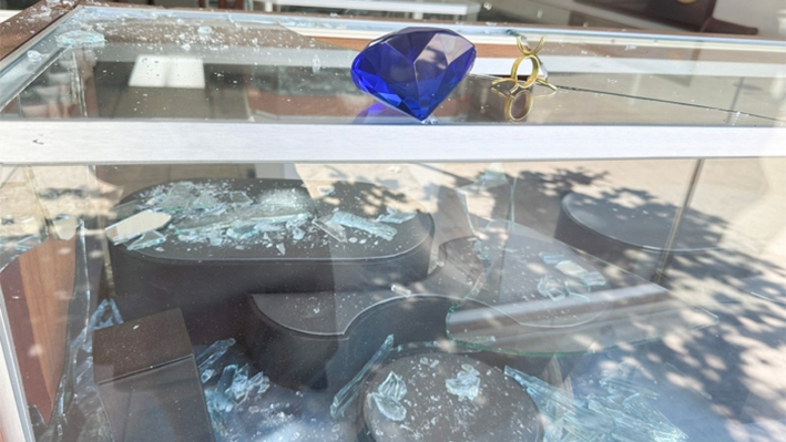Una joyería destrozada el 30 de agosto de 2023, después de que un grupo de ladrones robara joyas por valor de más de 500,000 dólares durante un rápido atraco en Pasadena, California (Christina Corona/NTD)
