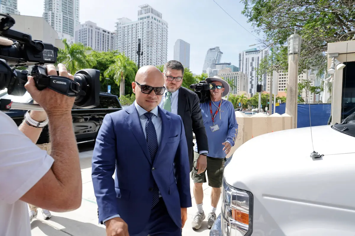 Walt Nauta, valet del expresidente Donald Trump y coacusado en los cargos federales presentados contra el Sr. Trump, llega con el abogado Stanley Woodward al Edificio de Justicia Federal James Lawrence King, en Miami, el 6 de julio de 2023. (Alon Skuy/Getty Images)