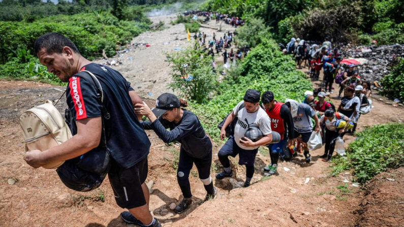 Migrantes caminan por la selva cerca de la aldea de Bajo Chiquito, el primer control fronterizo de la provincia de Darién en Panamá, el 22 de septiembre de 2023. (Luis Acosta/AFP vía Getty Images)
