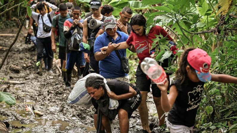 Migrantes caminan hacia la aldea de Canaán Membrillo, en la provincia de Darién en Panamá, el 13 de octubre de 2022. (Luis Acosta/AFP vía Getty Images)