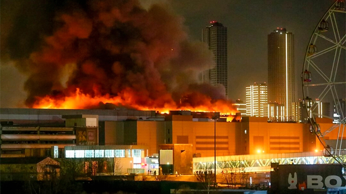Un gran incendio sobre el Ayuntamiento de Crocus, en el extremo occidental de Moscú, el 22 de marzo de 2024. (Sergei Vedyashkin/Agencia de Noticias de Moscú vía AP)
