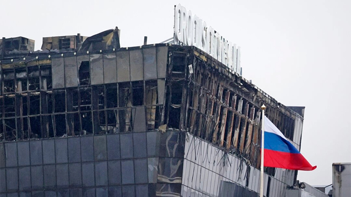Vista del Ayuntamiento de Crocus incendiado tras un atentado en el extremo occidental de Moscú, Rusia, sábado 23 de marzo de 2024. (AP Photo/Vitaly Smolnikov)
