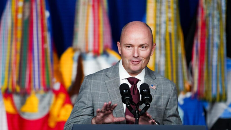 El gobernador Spencer Cox (R-Utah) habla antes del discurso del presidente Joe Biden con motivo del primer aniversario de la Ley Promesa de Abordar los Tóxicos Integrales (PACT) en el Centro Médico del Departamento de Asuntos de Veteranos George E. Wahlen en Salt Lake City, Utah, el 10 de agosto de 2023. (Madalina Vasiliu/The Epoch Times)
