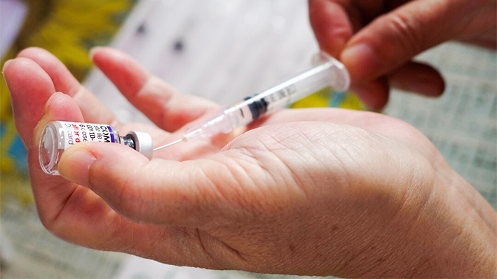 Una dosis de la vacuna contra el COVID-19 de Pfizer se prepara en un centro de salud de Yakarta, Indonesia, el 1 de febrero de 2023. (Bay Ismoyo/AFP vía Getty Images)