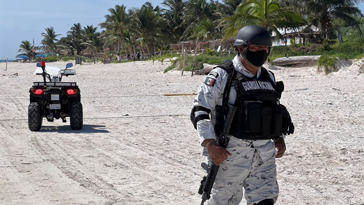 Un agente de policía en el estado de Quintana Roo, México, en una foto de archivo. (Daniel Slim/AFP vía Getty Images)